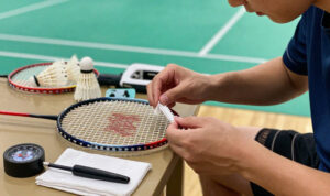 Cara-Merawat-Senar-Raket-Agar-Tidak-Cepat-Kendur-Setelah-Digunakan-Bermain