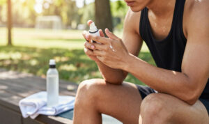 Tips-Menjaga-Kelembapan-Kulit-Wajah-Setelah-Berlatih-Di-Bawah-Terik-Matahari